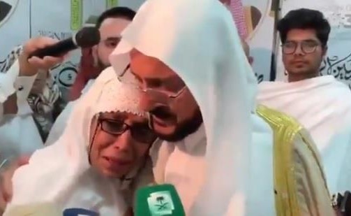 بالفيديو.. وزير الاوقاف السعودي بعد تقبيل رأس الحاجة النيوزيلندية: قلوبنا ليست قلوب بهائم