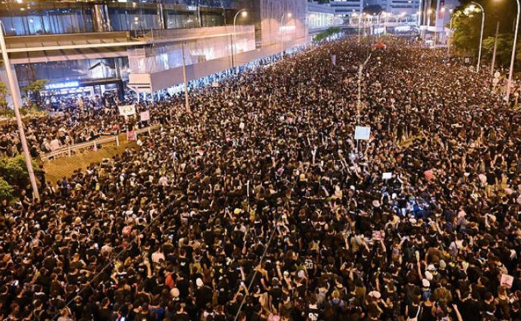 مواجهات عنيفة بين معارضي حكومة هونغ كونغ ومؤيديها