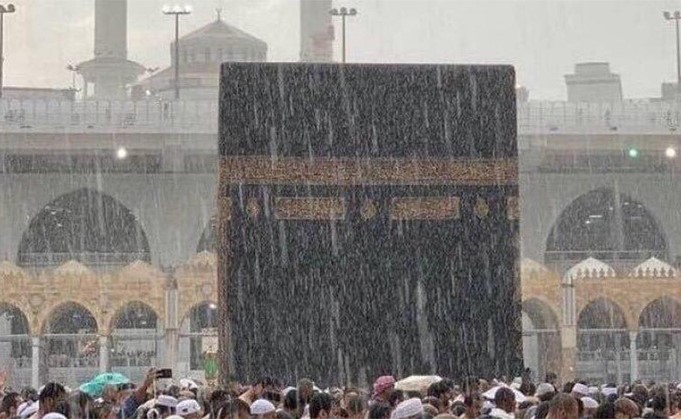 بالفيديو.. مكة تستقبل الحجاج بالأمطار الغزيرة قبل يوم التروية