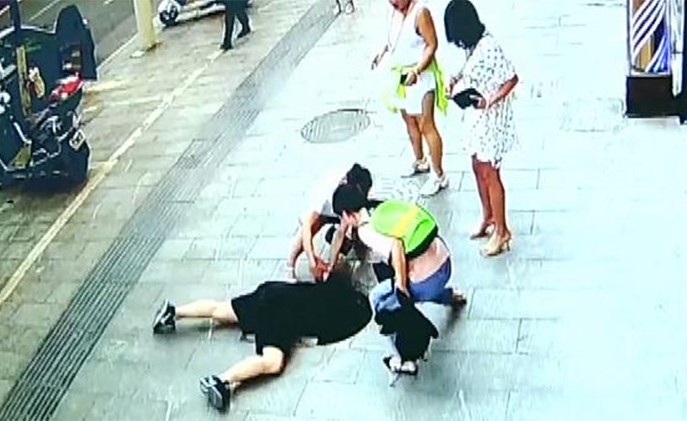 بالفيديو.. ردّة فعل سريعة من الوالد تنقذ طفلاً صينياً من قناة الصرف الصحي