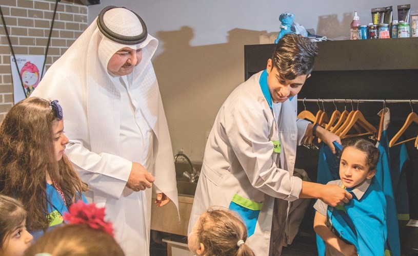 أحمد الموسى مع أحد الطلبة المتدربين﻿