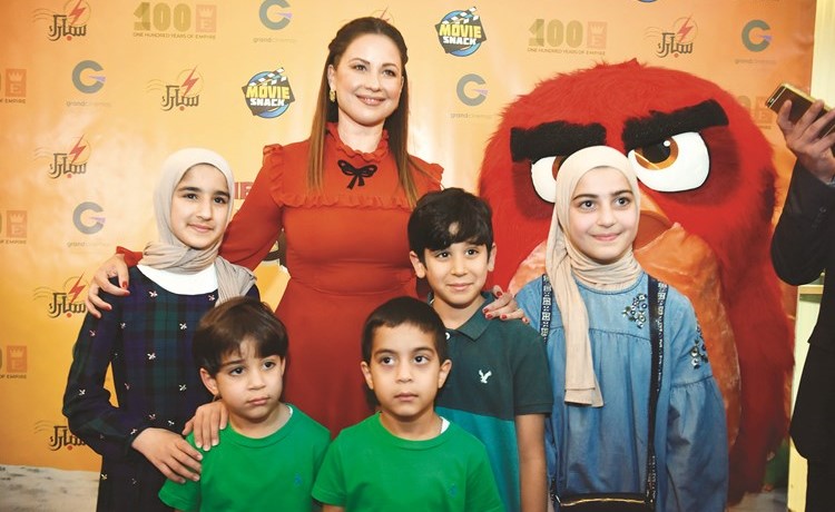 ريا أبي راشد مع مجموعة من الأطفال﻿