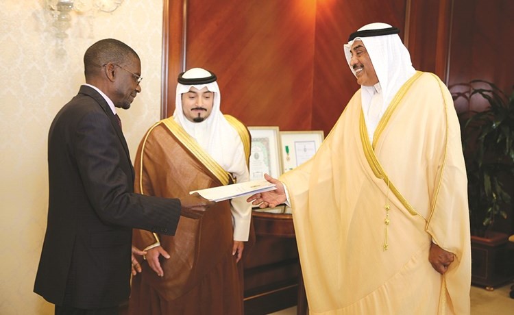 الشيخ صباح الخالد يتسلم نسخة من أوراق اعتماد السفير الجديد لزيمبابوي ﻿
