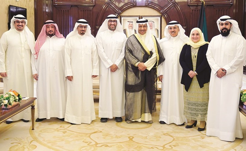 سمو الشيخ جابر المبارك مستقبلا رئيس وأعضاء رابطة الأدباء ﻿