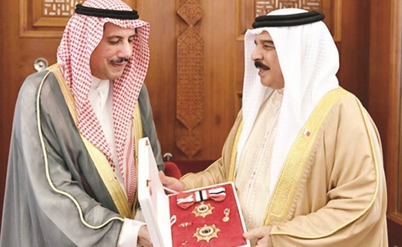 الملك حمد بن عيسى يمنح السفير الشيخ عزام الصباح وسام البحرين من الدرجة الأولى﻿