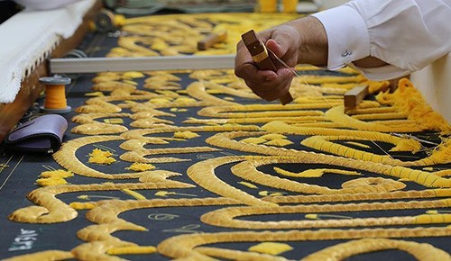 بالفيديو.. أياد سعودية تطرز كسوة الكعبة بالخيوط الذهبية