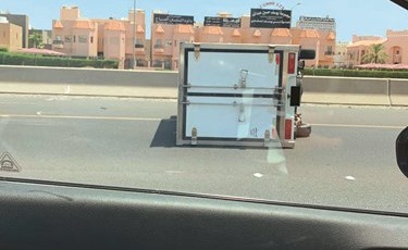 من حادث انقلاب المركبة على طريق الملك عبدالعزيز﻿