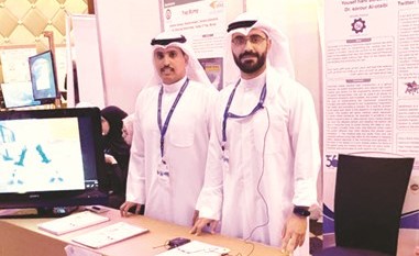 طالبان من الهندسة خلال عرض المشروع﻿