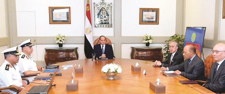الرئيس عبدالفتاح السيسي مستقبلا أمس قائد القوات البحرية وكبار مسؤولي شركة هاتشيسون بورتس الصينية﻿