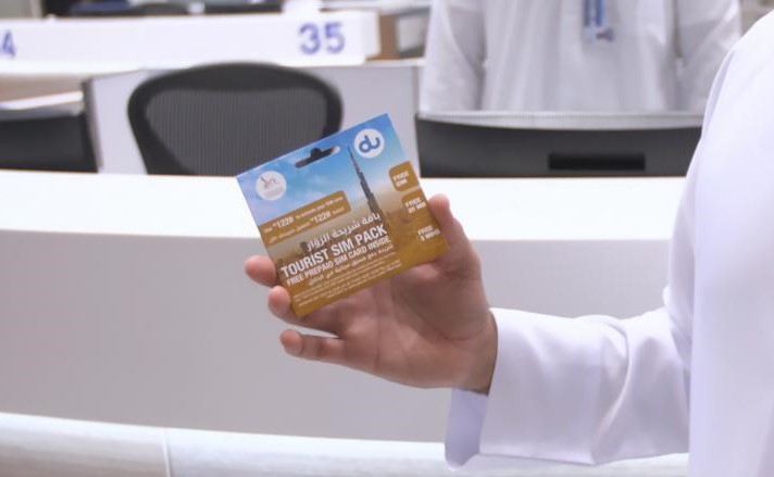 بالفيديو.. لتتصل مع ذويك.. مطارات دبي تستقبلك بخدمة مجانية عند الهبوط