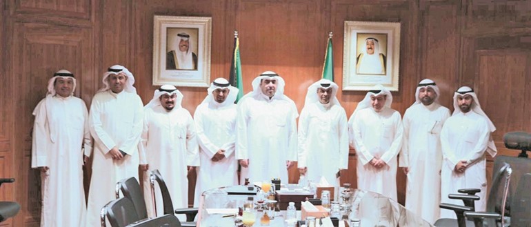د.خالد الفاضل وأسامة العتيبي مع بعض أعضاء المجلس البلدي﻿