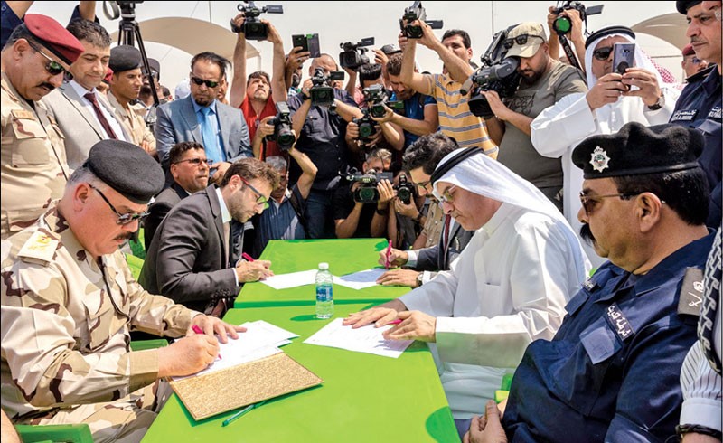 جانب من مراسم تسلم الرفات لإجراء التعرف عليها