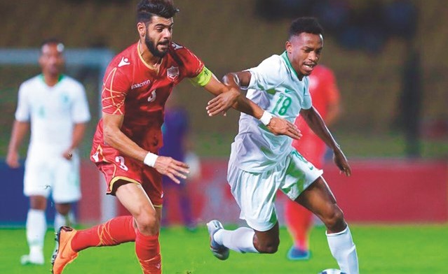 جانب من مباراة المنتخب البحريني مع نظيره السعودي ﻿