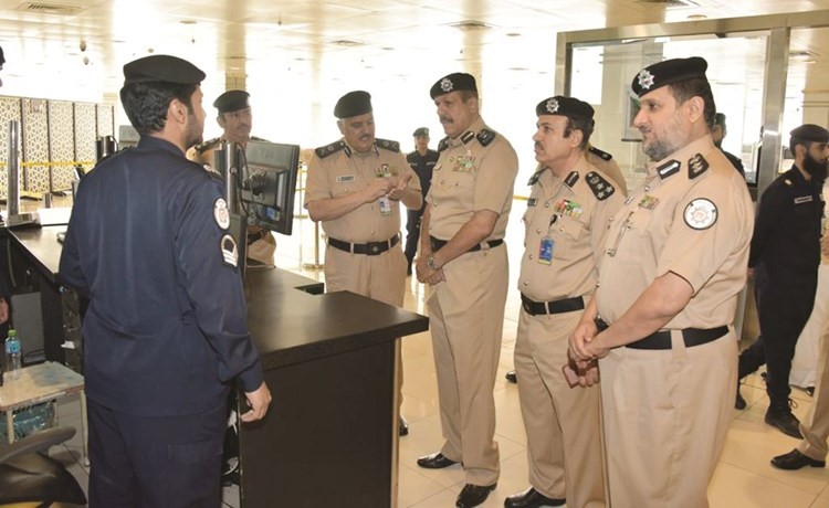 الفريق الشيخ فيصل النواف خلال جولة في المطار للوقوف على تسهيل الإجراءات للحجيج﻿