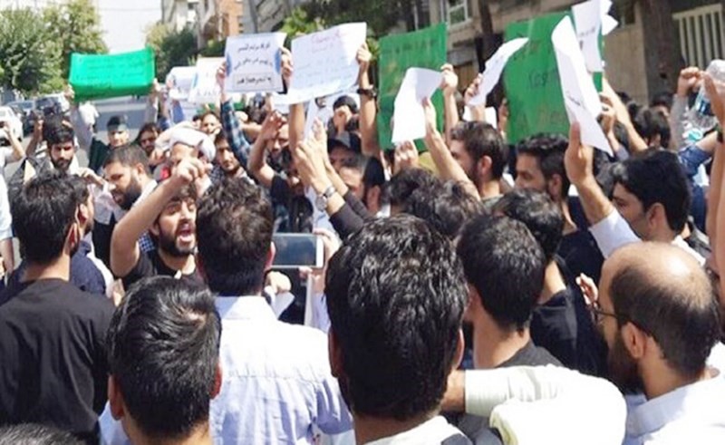 طلاب ايرانيون يتظاهرون أمام سفارة الهند في طهران احتجاجا على اجراءاتها ضد كشمير	(مهر)﻿