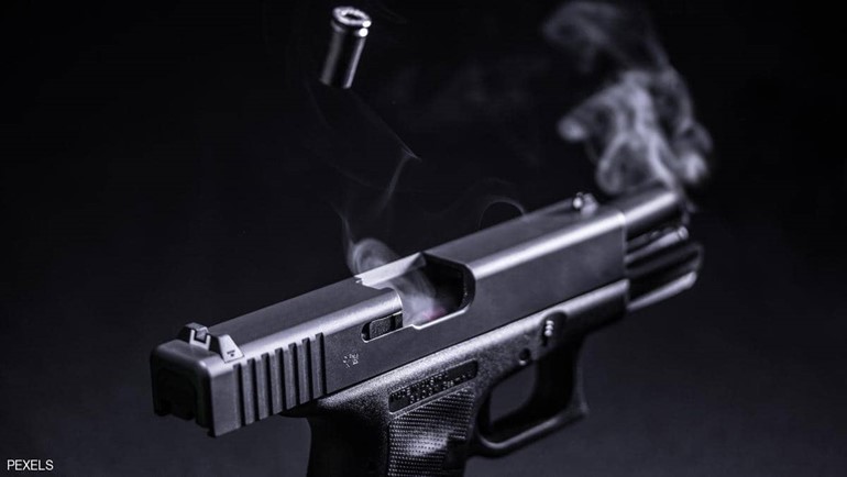 اتصل بالخطأ... فضبطت الشرطة 100 قطعة سلاح في منزله