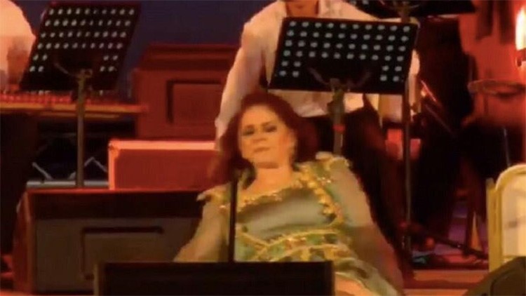 بالفيديو..الفنانة ميادة الحناوي تسقط على المسرح في تونس