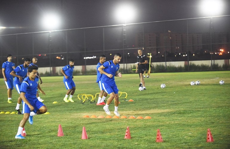 "الازرق"  يجري مرانه الاخير قبل مواجهة البحرين الحاسمة