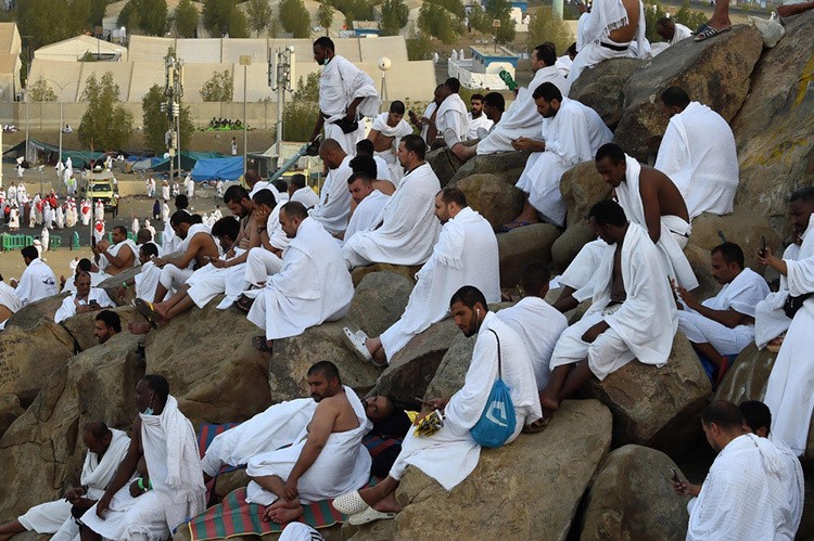 في أجواء إيمانية مفعمة بالخشوع والسكينة.. حجاج بيت الله الحرام على صعيد عرفات الطاهر
