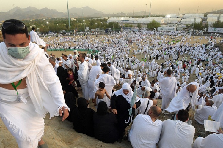 في أجواء إيمانية مفعمة بالخشوع والسكينة.. حجاج بيت الله الحرام على صعيد عرفات الطاهر