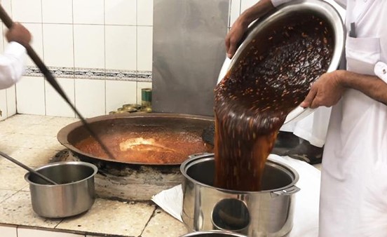 بالفيديو.. من حلويات العيد المفضلة.. كيف تُصنع الحلوى العمانية؟