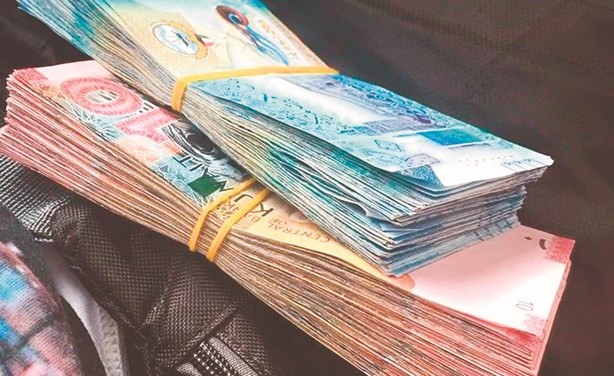 1428 ديناراً راتب الكويتي مقابل 299 ديناراً للوافد