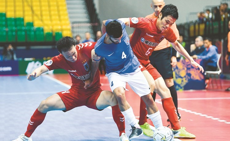 لاعب كاظمة احمد الفارسي يتعرض للمضايقة من مدافعي ناغويا﻿