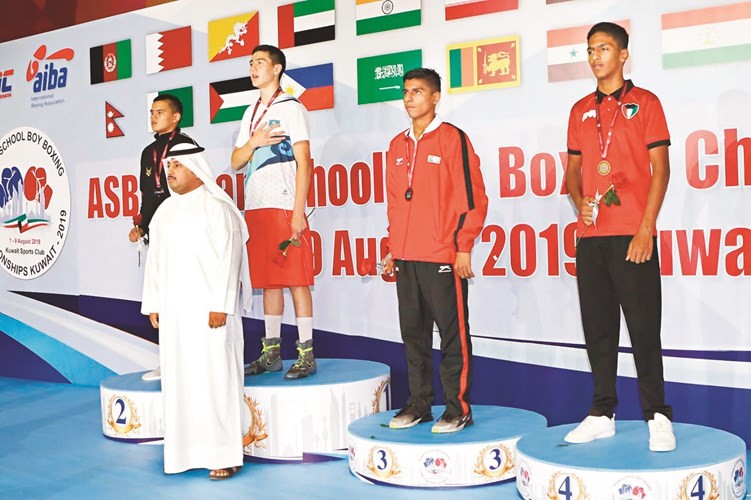 الملاكم الكويتي عبدالعزيز السرهيد على منصة التتويج ﻿