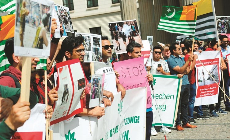 متظاهرون باكستانيون في برلين يتظاهرون ضد إلغاء الهند الحكم الذاتي لكشمير(رويترز)﻿