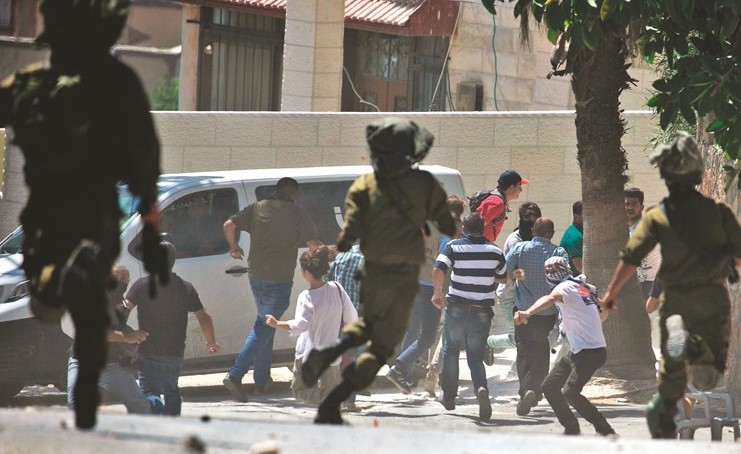 قوات الاحتلال الاسرائيلي تطارد المتظاهرين الفلسطينيين امس الاول 									 (أ.ف.پ)﻿