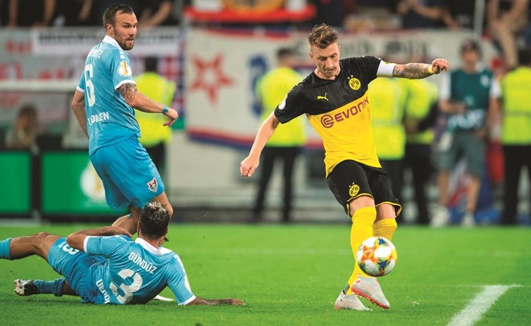 لاعب دورتموند ماركو ريوس يسدد الكرة صوب مرمى يوردينغين	 (أ.ف.پ) ﻿