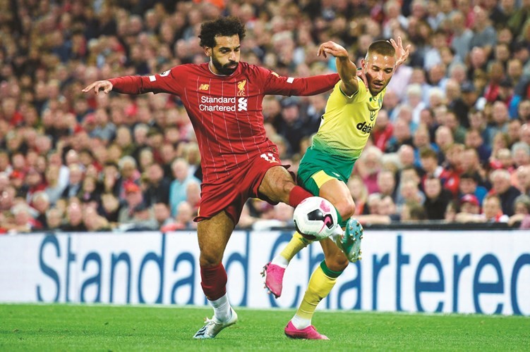 محمد صلاح في صراع كروي مع مدافع نوريتش موريتز ليتنر﻿