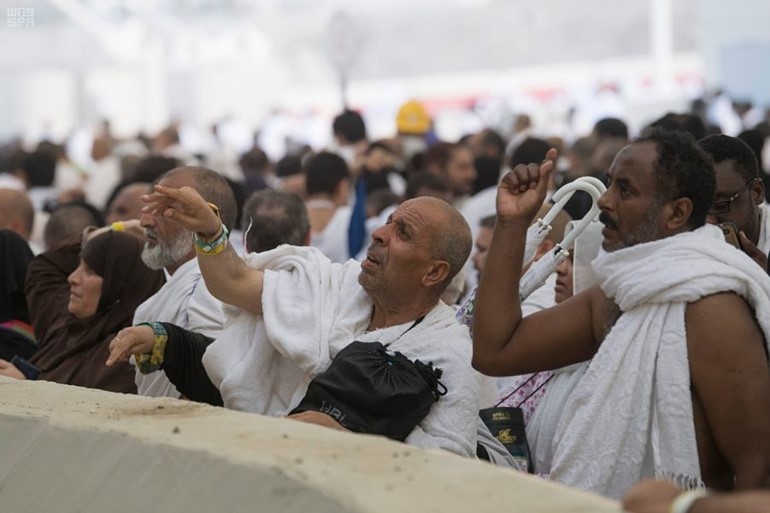 حجاج بيت الله الحرام يرمون جمرة العقبة يوم النحر