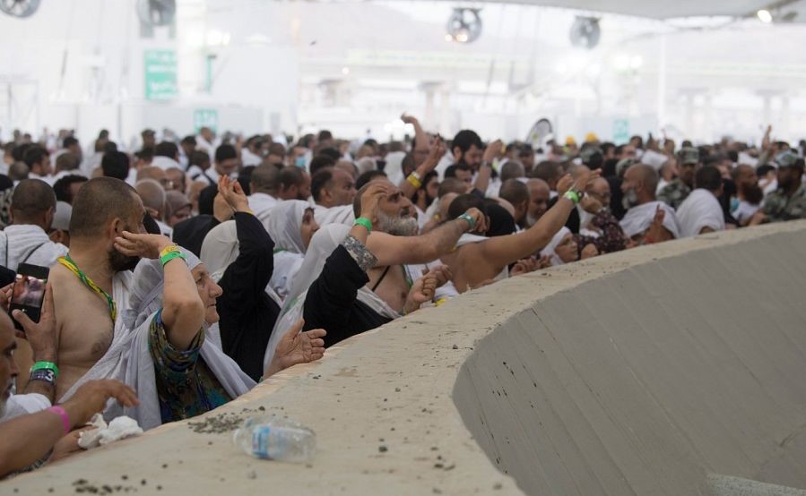 حجاج بيت الله الحرام يرمون جمرة العقبة يوم النحر