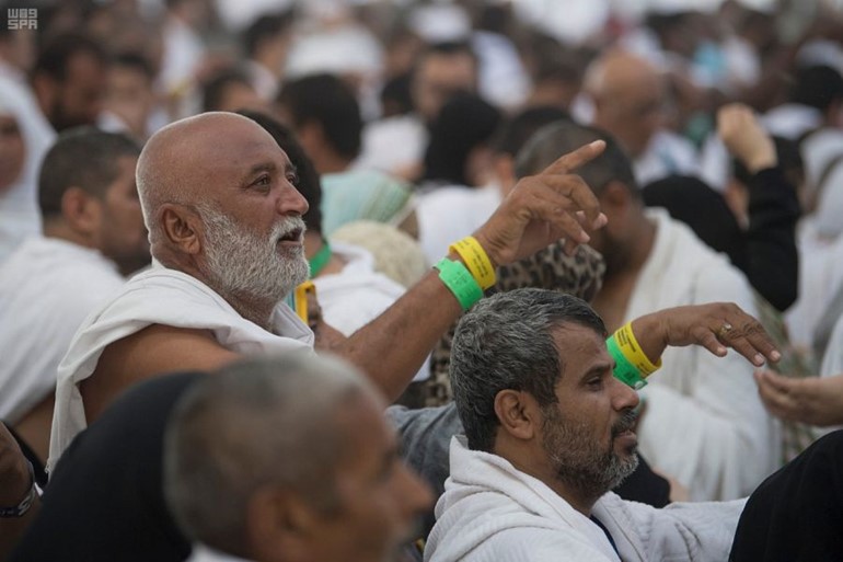حجاج بيت الله الحرام يرمون جمرة العقبة يوم النحر