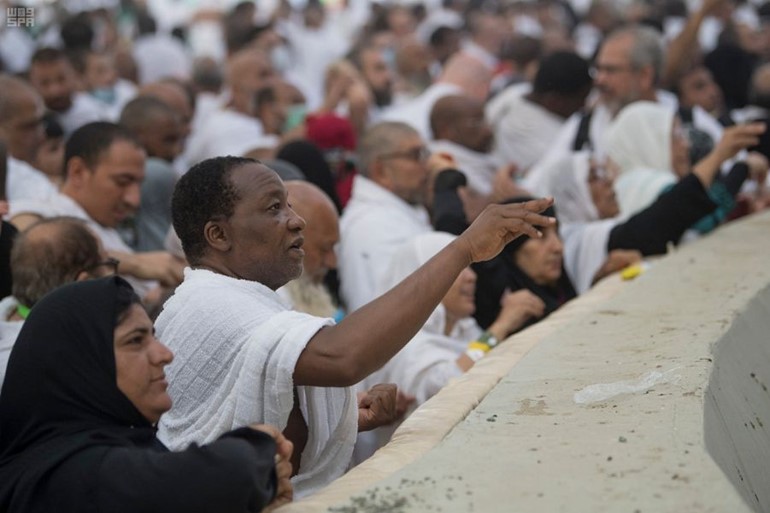 حجاج بيت الله الحرام يرمون جمرة العقبة يوم النحر