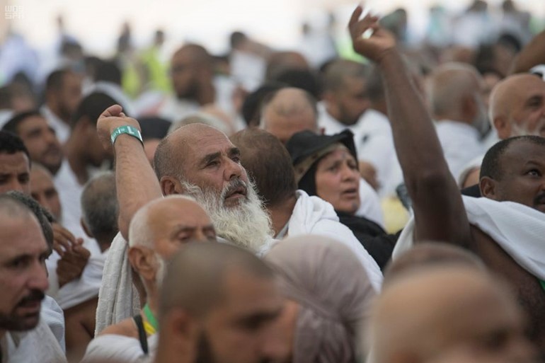 حجاج بيت الله الحرام يرمون جمرة العقبة يوم النحر