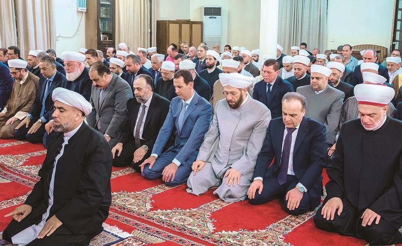 صورة وزعتها سانا للرئيس بشار الأسد يؤدي صلاة عيد الأضحى في مسجد الأفرم بدمشق- (ا.ف.پ)﻿