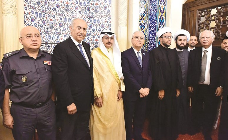 قيادات روحية وسياسية وسفيرنا في لبنان عبد العال القناعي عقب صلاة العيد في جامع الامين-(محمود الطويل)﻿