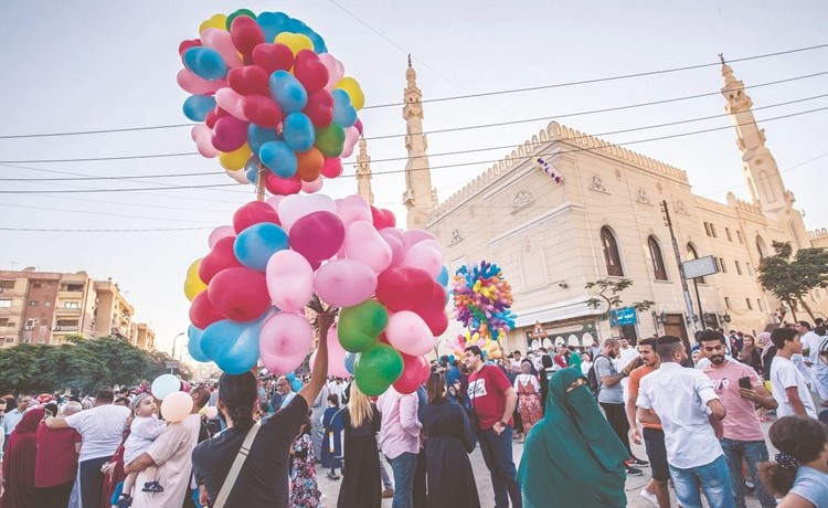  مصريون يستقبلون عيد الاضحى بالفرحة والبهجة في القاهرة امس- (ا.ف.پ) ﻿