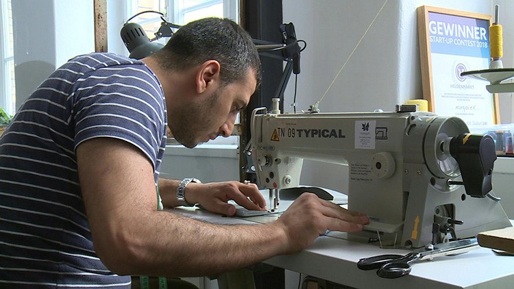 قوارب مطاطية خلفها مهاجرون تحول إلى حقائب في برلين