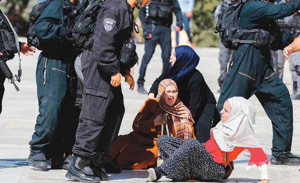جنود الاحتلال يعتدون على المقدسيات في باحات المسجد الأقصى في أول أيام العيد 			         (أ.ف.پ)
