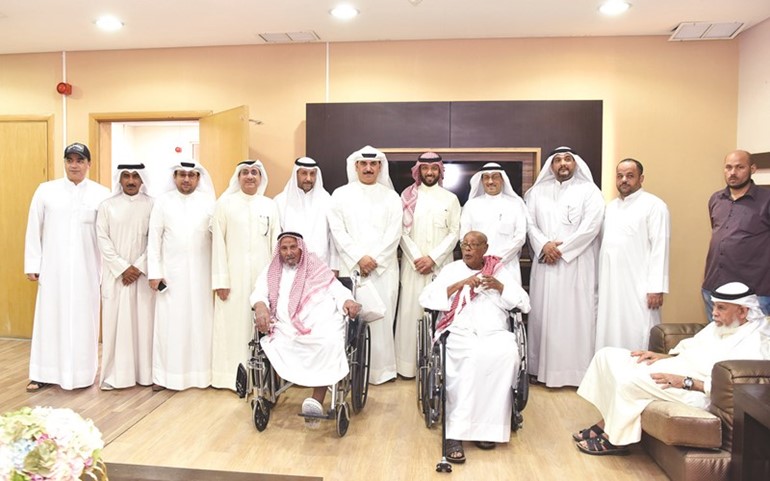 المطيري مع العاملين في دار المسنين ﻿