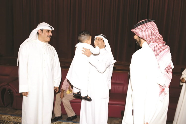 معايدة احد الاطفال ﻿