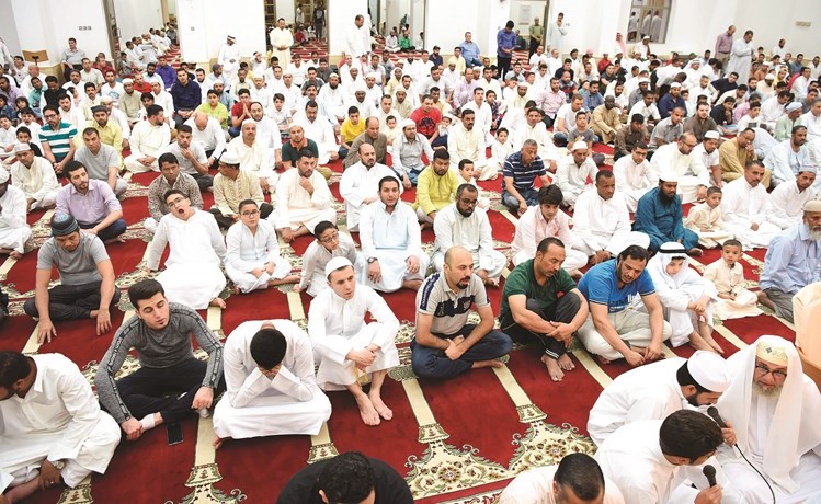 آداء صلاة العيد في مسجد بر الوالدين بمنطقة المنقف	(أحمد علي)﻿