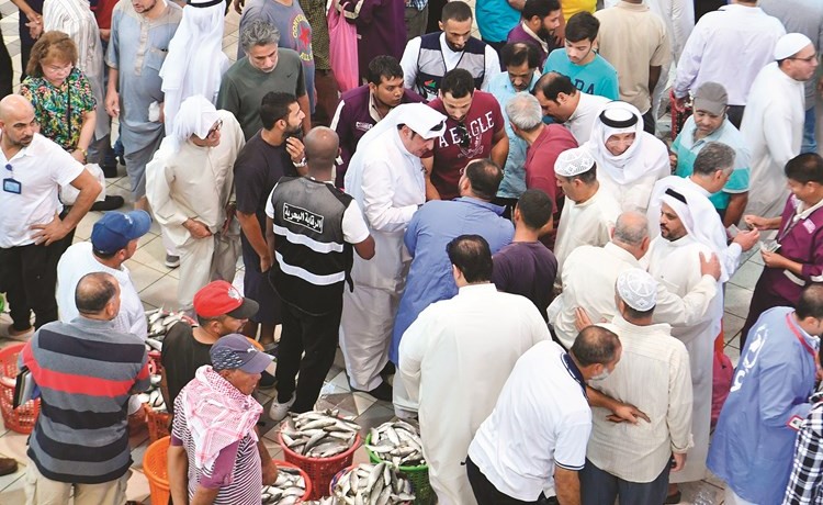 مفتشو التجارة يتابعون مزاد سوق السمك﻿