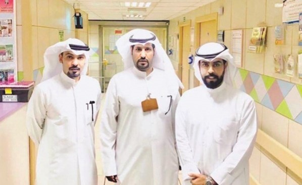 صالح البذال وفيصل المطيري خلال زيارة مستشفى الفروانية ﻿