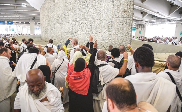حجاج بيت الله يرمون جمرة العقبة الكبرى﻿