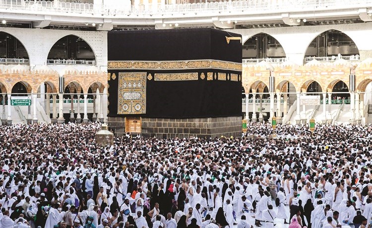 ضيوف الرحمن يؤدون طواف الإفاضة﻿