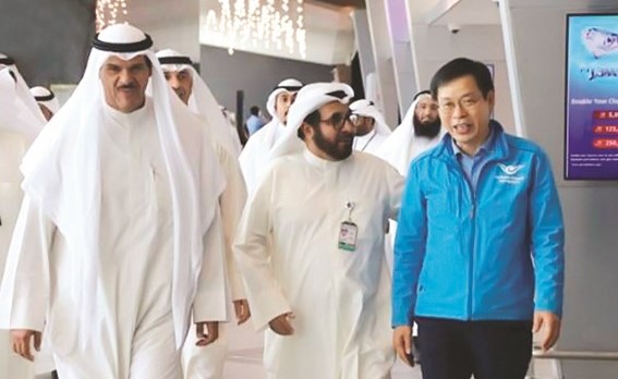 الشيخ سلمان الحمود ويوسف الفوزان خلال الجولة ﻿
